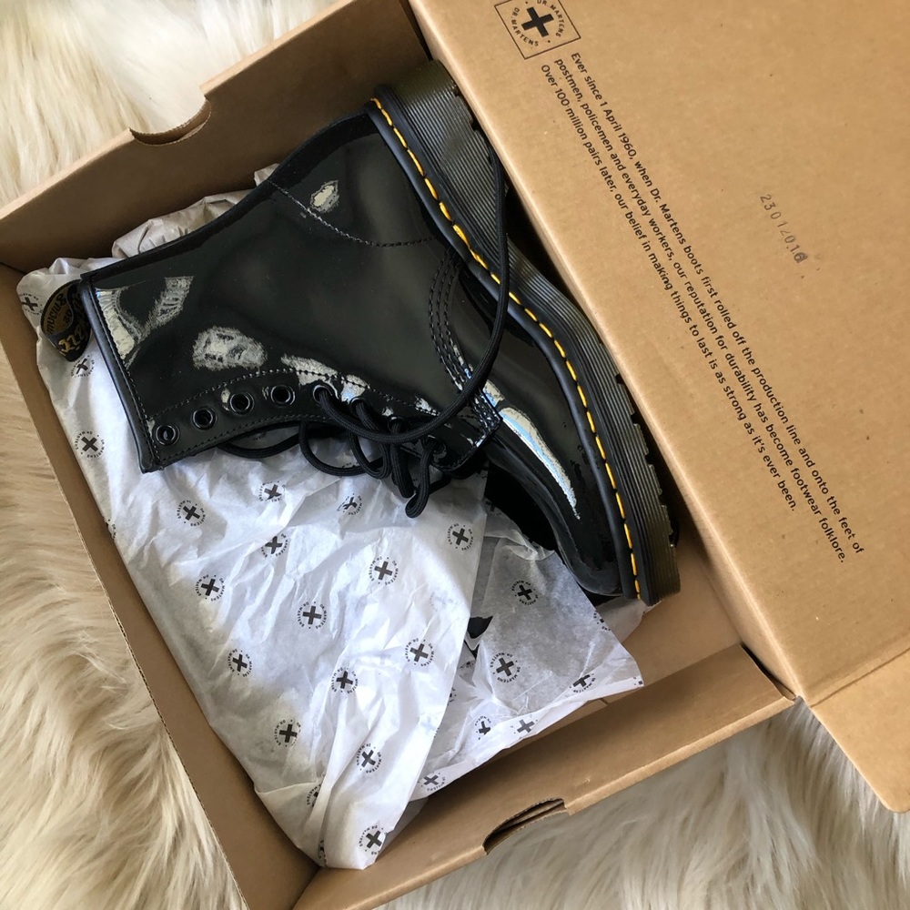 DR MARTENS BLACK PATENT WOMENS 7